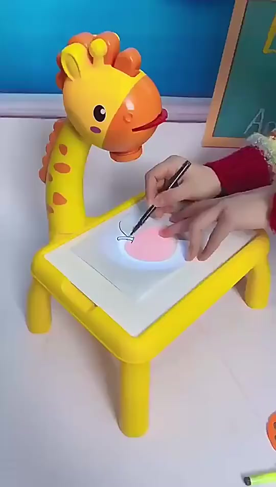 Lousa Mágica Mesinha Divertida Interativa Projetor Girafinha Educativa Iluminada Livro de Desenhar